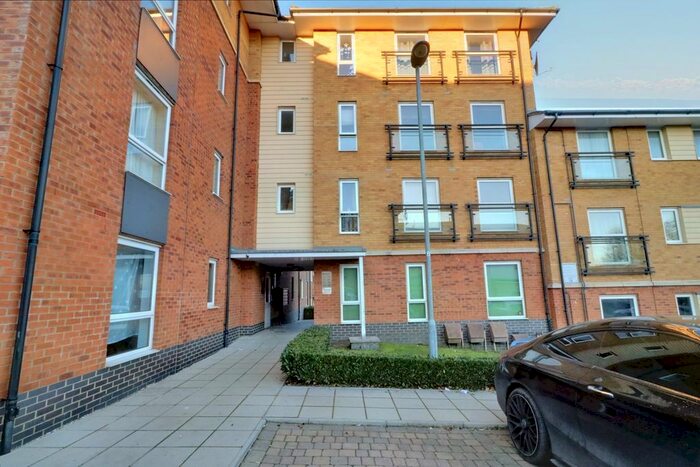 2 Bedroom Flat To Rent In Franklin Avenue, Watford, WD18