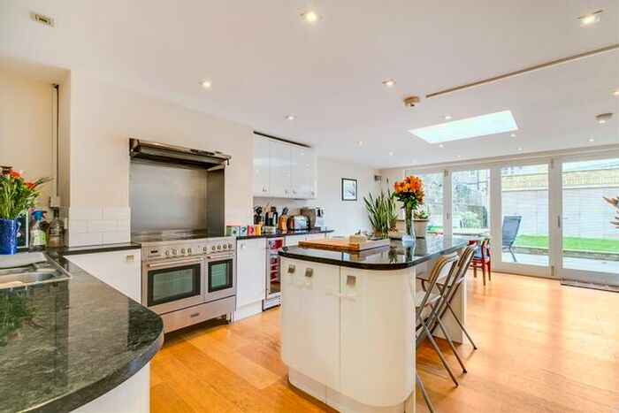 4 Bedroom Terraced House To Rent In Clapham Road, Oval, SW9