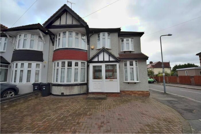 5 Bedroom End Of Terrace House To Rent In Stradbroke Grove, London IG5