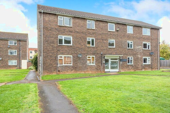 Flat To Rent In Crombie Close, Waterlooville, Hampshire, PO8