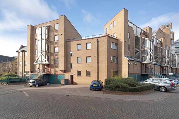 2 Bedroom Flat For Sale In Leeward Court, Wapping, London, E1W