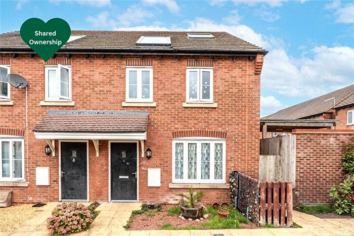 3 Bedroom End Of Terrace House For Sale In Greenfinch Road, Didcot, OX11