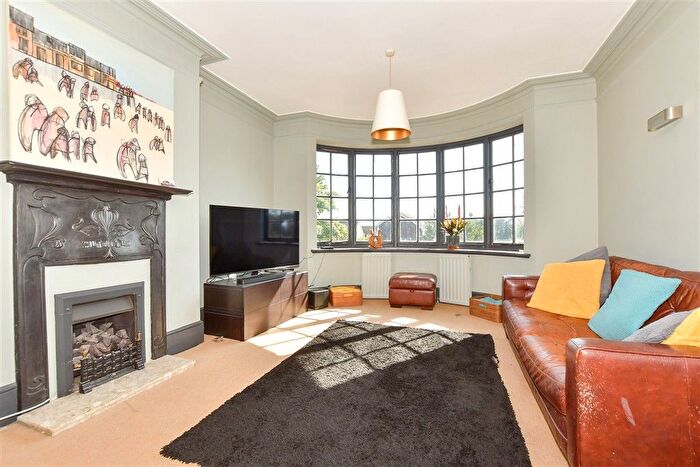 2 Bedroom Flat For Sale In North Road Bay, Sandwich Bay, Sandwich, Kent, CT13