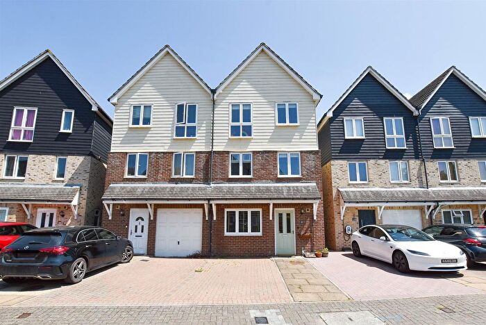 4 Bedroom Semi-detached House For Sale In Bridge Place, Aylesford, ME20