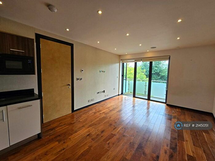 2 Bedroom Flat To Rent In Crystal Court, London, N14
