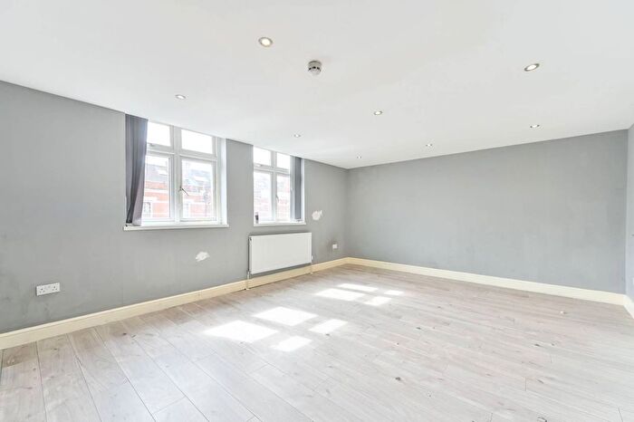 2 Bedroom Flat To Rent In High Road, Willesden, London, NW10
