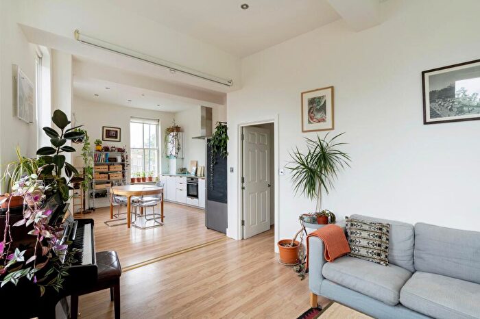 3 Bedroom Apartment For Sale In Old Ford Road, London, E2 - Photo 3