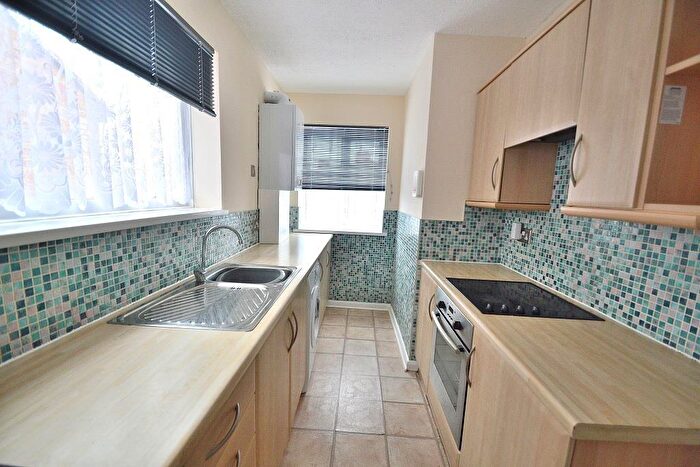 2 Bedroom Flat To Rent In Bush Close, Ilford, Essex, IG2