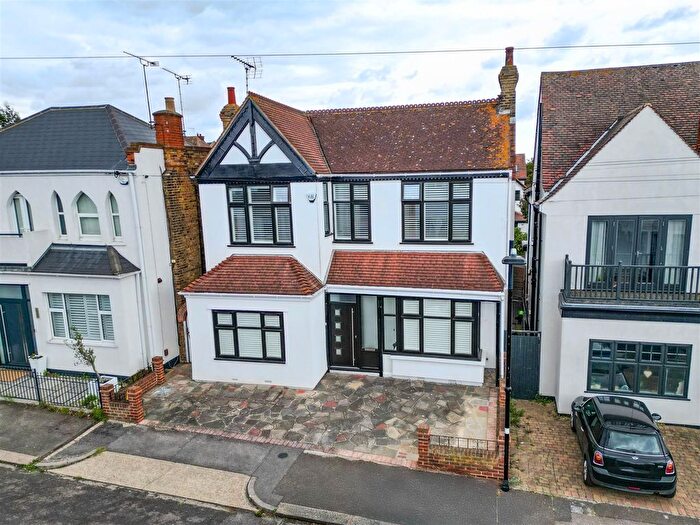 4 Bedroom Detached House For Sale In Cliff Road, Leigh-On-Sea, SS9