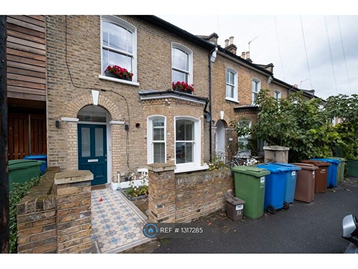 2 Bedroom Flat To Rent In Choumert Road, London, SE15