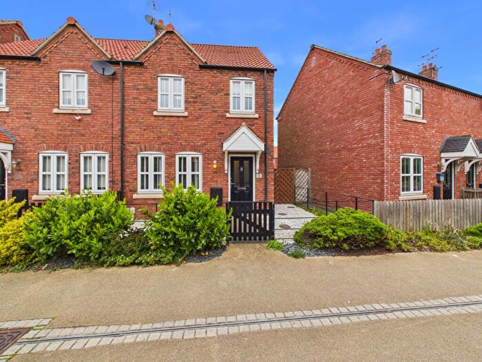 3 Bedroom Semi-Detached House For Sale In Village Green Way, Kingswood, Hull, East Riding Of Yorkshire, HU7