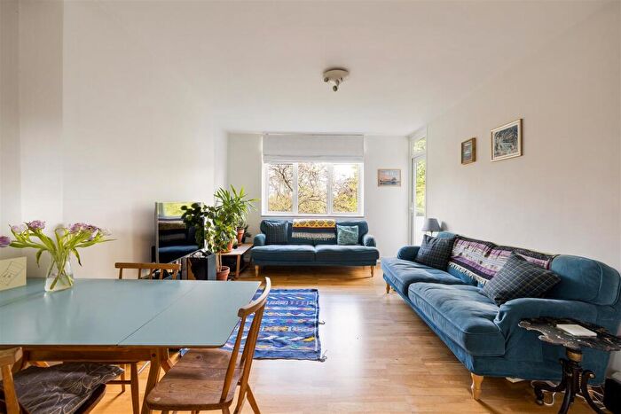 3 Bedroom Flat For Sale In Sewardstone Road, Bethnal Green, E2