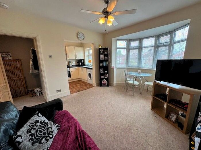 1 Bedroom Flat To Rent In Burnholme Avenue, Flat, York, North Yorkshire, YO31