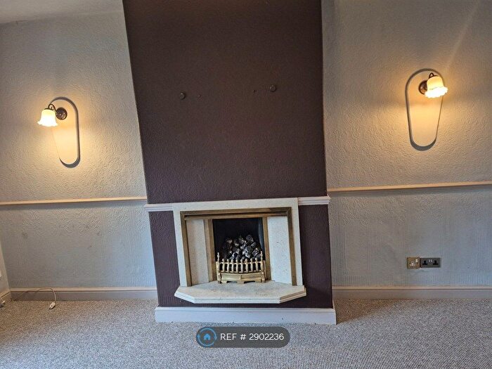 2 Bedroom Flat To Rent In Rose Hill Close, Ashton-Under-Lyne, OL6