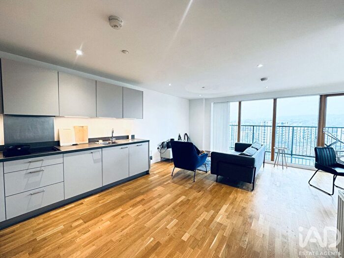 3 Bedroom Flat For Sale In Wellington Street, London, SE18