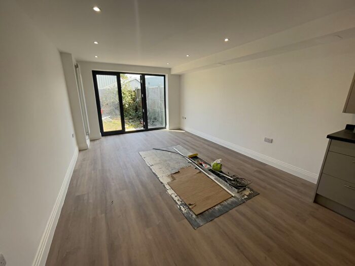 2 Bedroom Flat To Rent In Barge Drive, Southall, Greater London, UB2