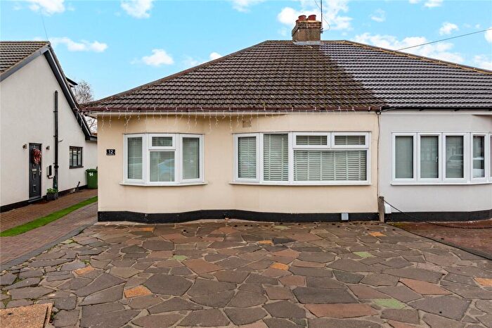 3 Bedroom Bungalow For Sale In St Albans Avenue, Upminster, Essex, RM14