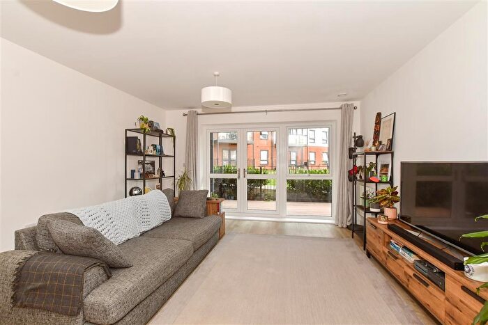 1 Bedroom Flat For Sale In West Green Drive, West Green, Crawley, West Sussex, RH11