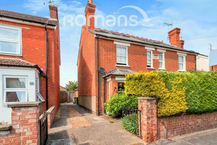 3 Bedroom Semi-Detached House To Rent In High View Road, GU14