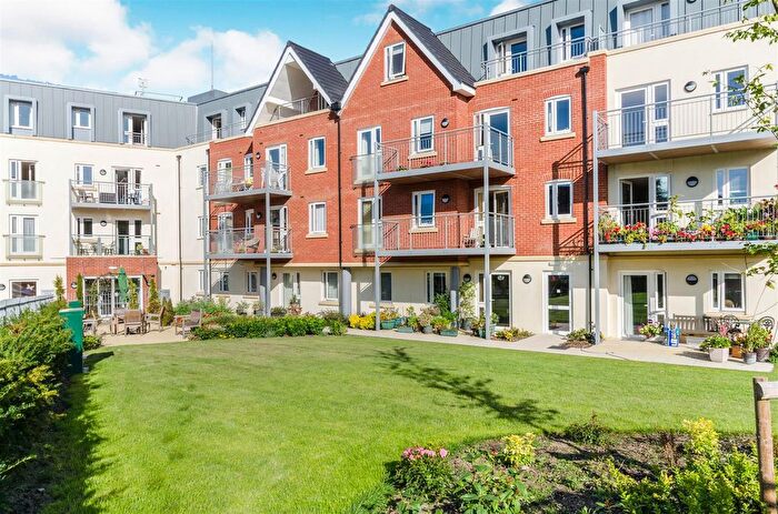 2 Bedroom Flat For Sale In Macaulay Road, Broadstone, Dorset, BH18