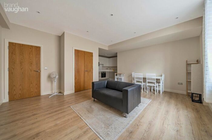 2 Bedroom Flat To Rent In Western Road, Brighton, East Sussex, BN1