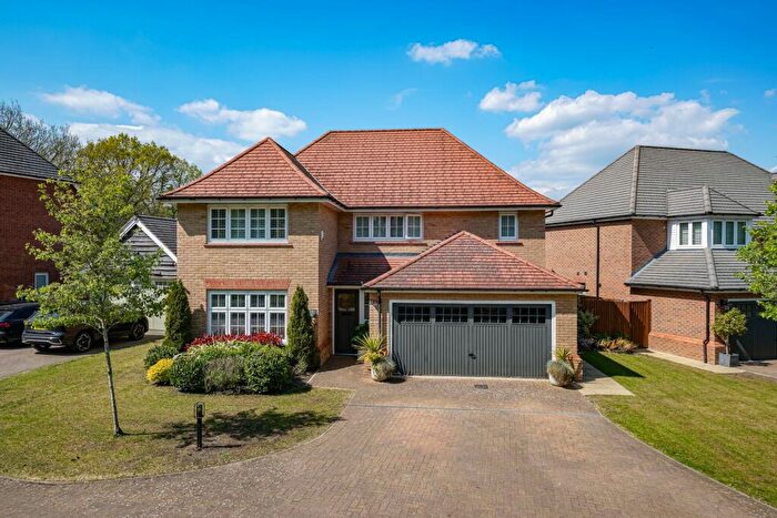 4 Bedroom Detached House For Sale In Woodpecker Edge, Caddington, LU1