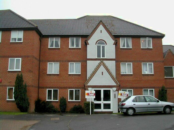 2 Bedroom Flat To Rent In Littlebrook Avenue, Burnham, SL2