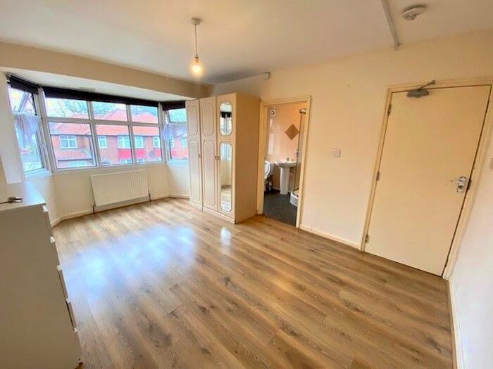 Studio To Rent In Springfield Mount, Colindale NW9