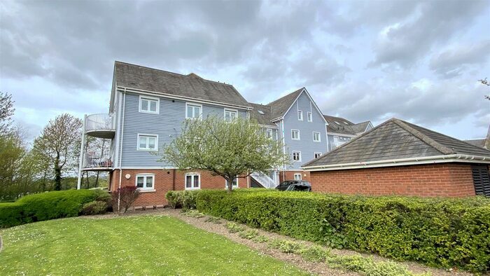 2 Bedroom Flat To Rent In The Lakes, Larkfield, ME20