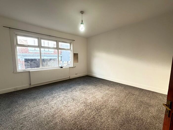 3 Bedroom Flat To Rent In High Road, Willesden, London, NW10