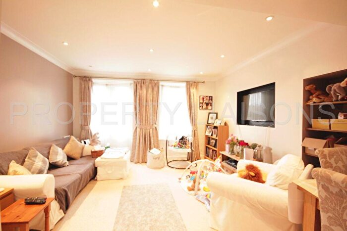 2 Bedroom Apartment To Rent In Riverside Mansions, Milk Yard, Wapping, E1W