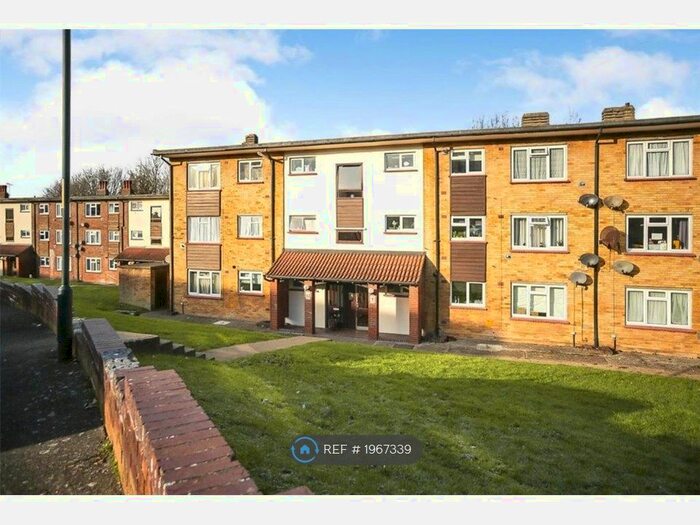 2 Bedroom Flat To Rent In Sunderland Close, Rochester, ME1