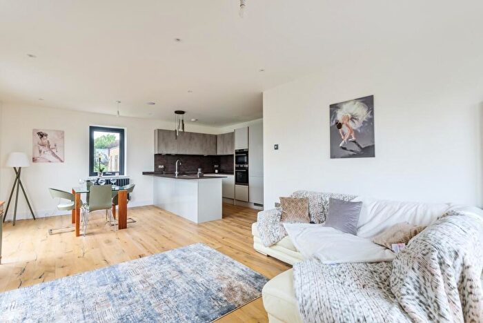 2 Bedroom Flat To Rent In Bellingham Road London, SE6