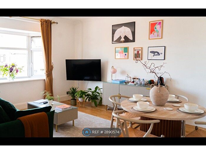 2 Bedroom Flat To Rent In Station Lane, Hornchurch, RM12