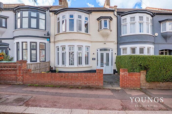 3 Bedroom Terraced House For Sale In Westbourne Grove, Westcliff-On-Sea, SS0