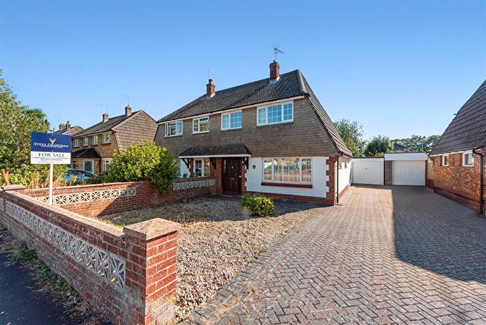 3 Bedroom Semi-Detached House For Sale In Esher Grove, Waterlooville, PO7