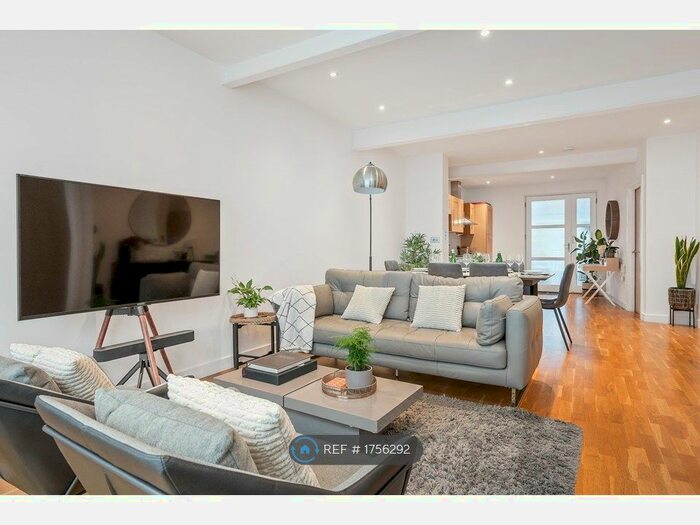 2 Bedroom Flat To Rent In Bannister Road, London, W10