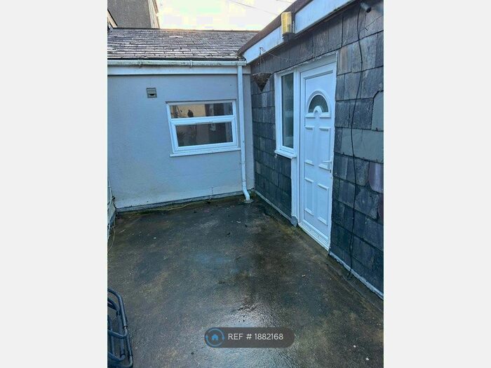 2 Bedroom Flat To Rent In Laburnum Row, Torquay, TQ2