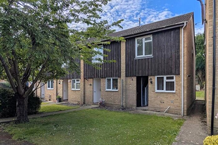 2 Bedroom End Of Terrace House To Rent In Woking, Surrey, GU21