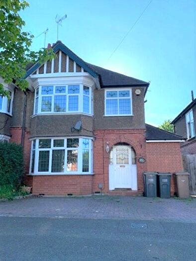 3 Bedroom Semi-Detached House To Rent In Elmwood Crescent, Luton, Bedfordshire, LU2