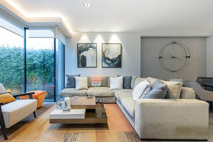 3 Bedroom House To Rent In Pentland Close, Cricklewood, London, NW11