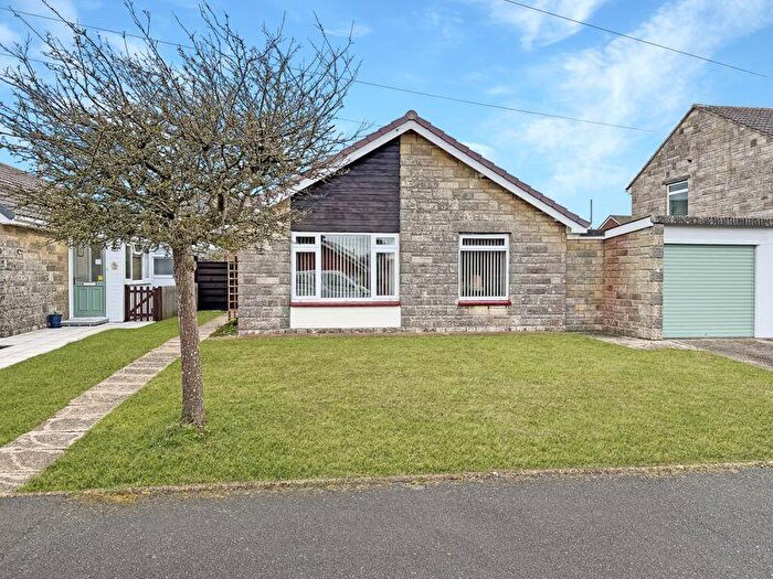 2 Bedroom Bungalow For Sale In Venner Avenue, Cowes, PO31