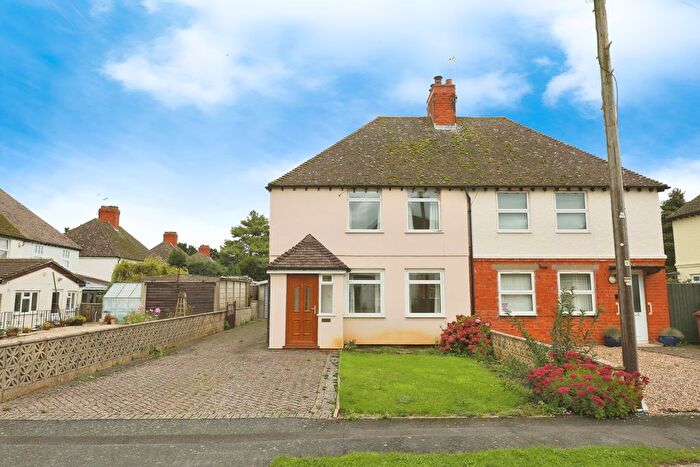 3 Bedroom Semi-Detached House For Sale In Mill Avenue, Broadway, Worcestershire, WR12