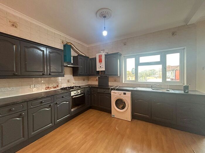 4 Bedroom Flat To Rent In King Street, UB2