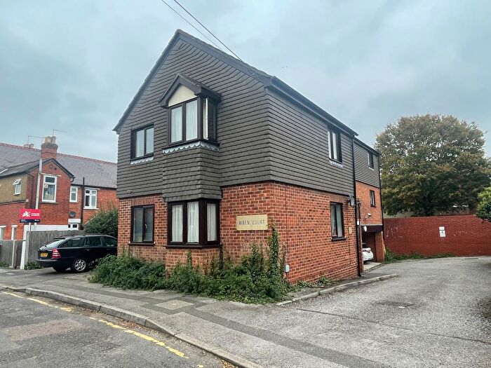 1 Bedroom Flat To Rent In Runnemede Road, Egham, TW20