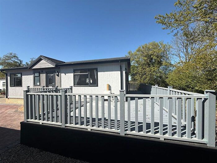 2 Bedroom Mobile/park Home For Sale In Residential Park, Lower Dunsforth, York, YO26