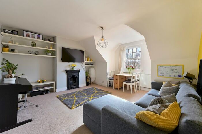 2 Bedroom Flat To Rent In Victoria Avenue, Surbiton, KT6