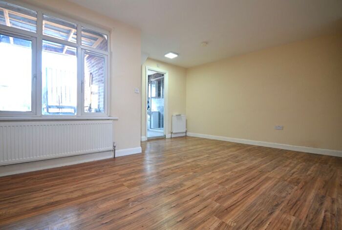 1 Bedroom Flat To Rent In High Street, Twickenham, TW2