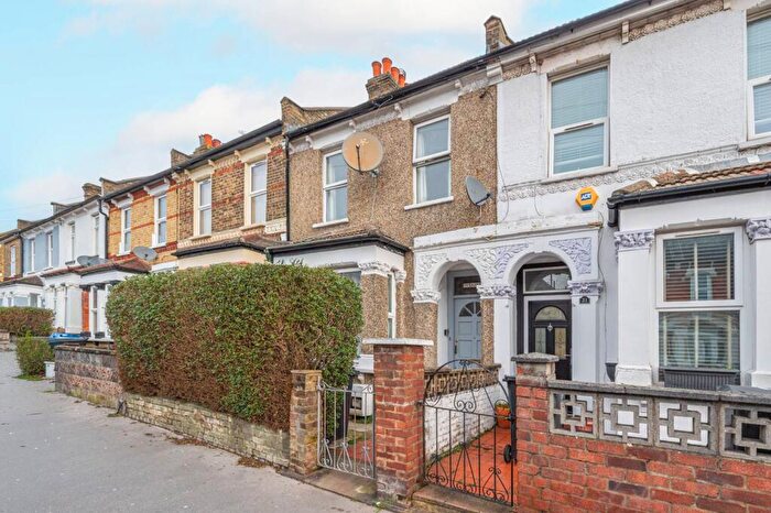 2 Bedroom Flat To Rent In Stanger Road, South Norwood, London, SE25