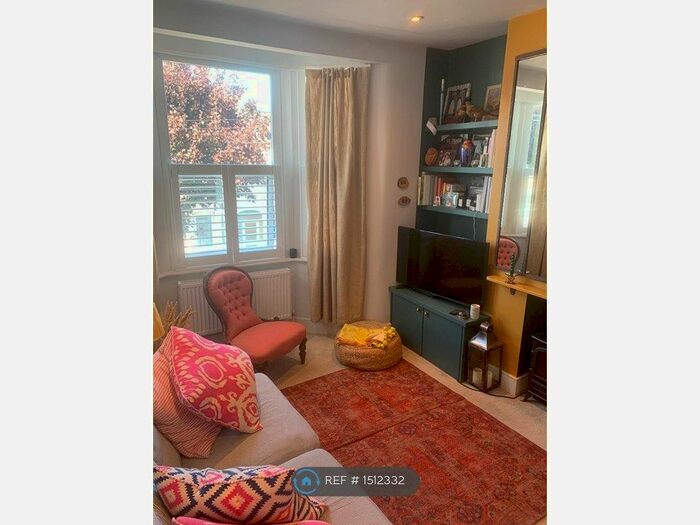 3 Bedroom Flat To Rent In Strathville Road, London, SW18